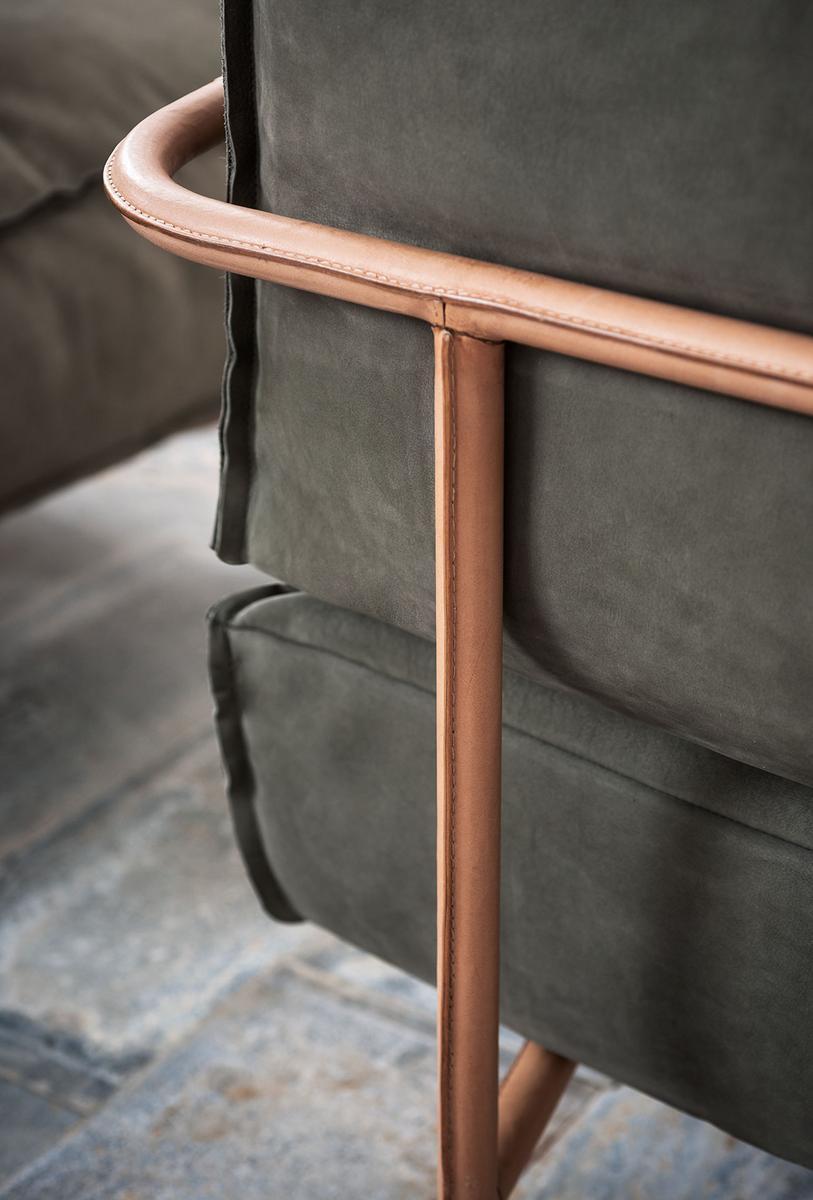 BRUXELLES Leather armchair with armrests