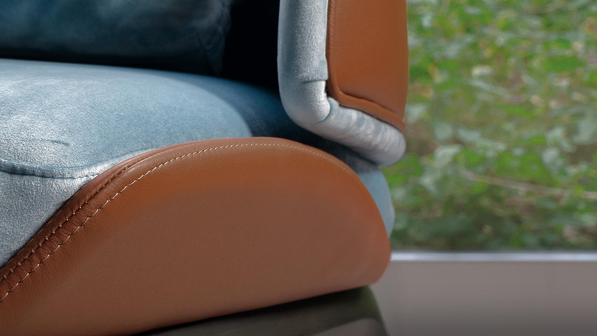VELA Leather armchair with armrests