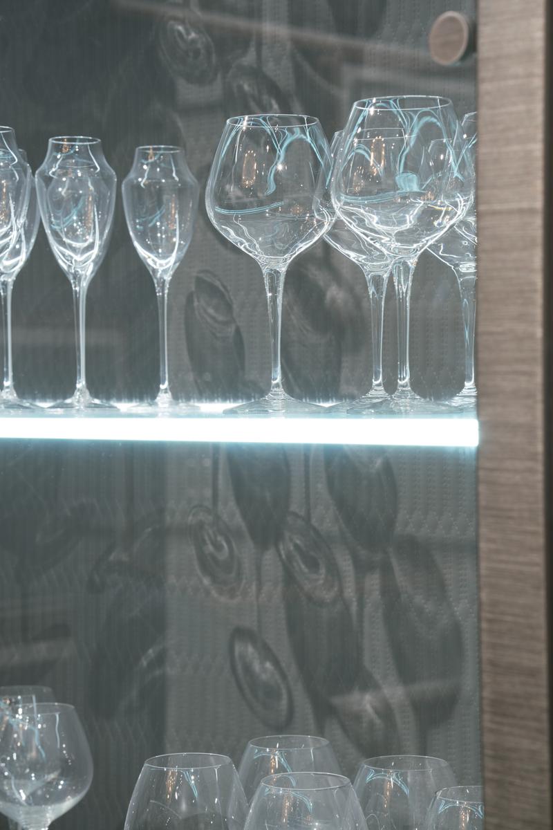 ESTELLE Metal display cabinet with integrated lighting