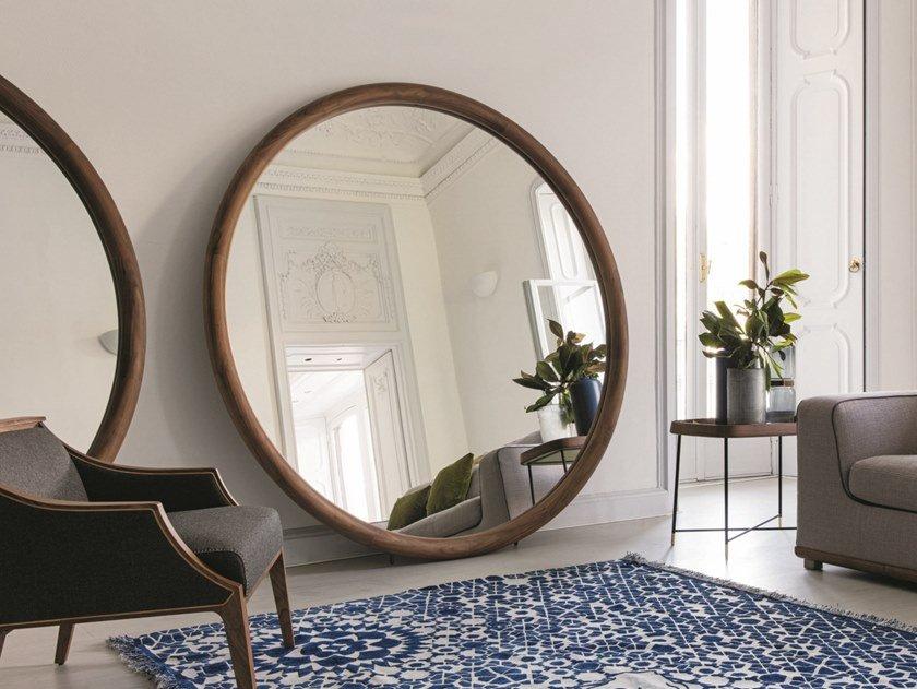 GIOVE Freestanding round mirror with wooden frame