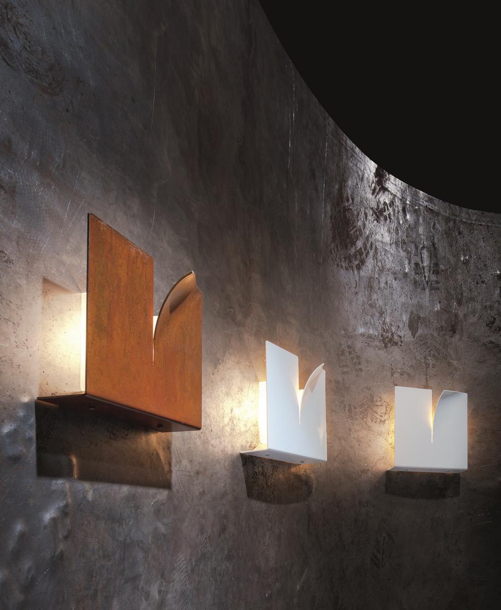 CRACK Indirect light iron wall light