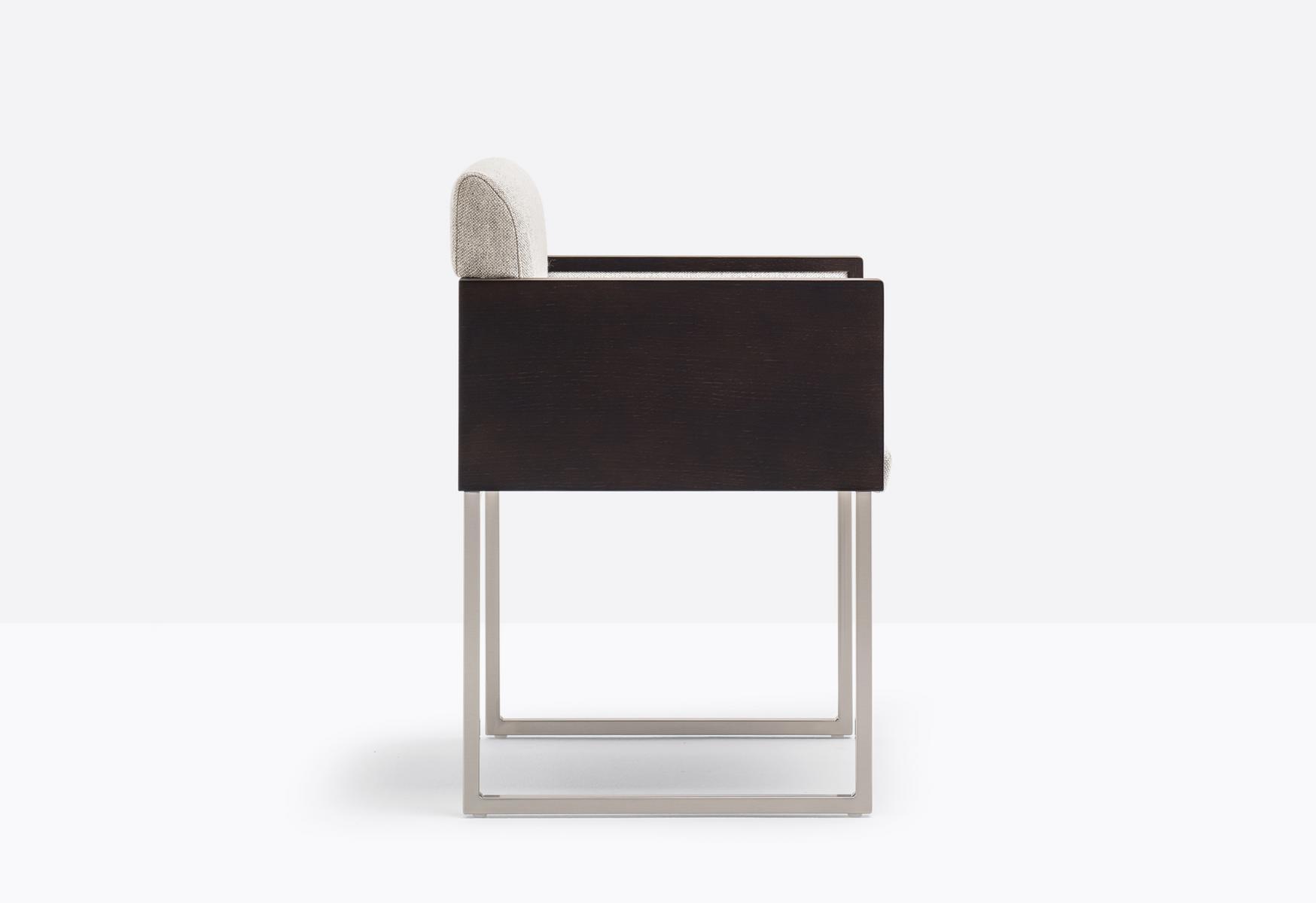 BOX 740 Upholstered chair with armrests
