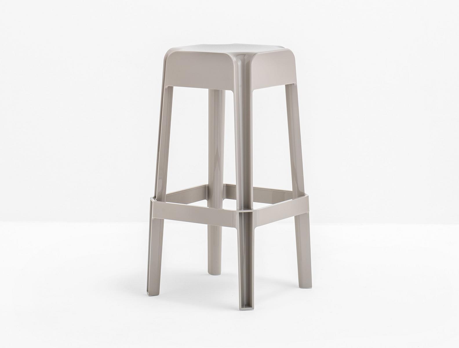 RUBIK 580 Stackable polycarbonate stool