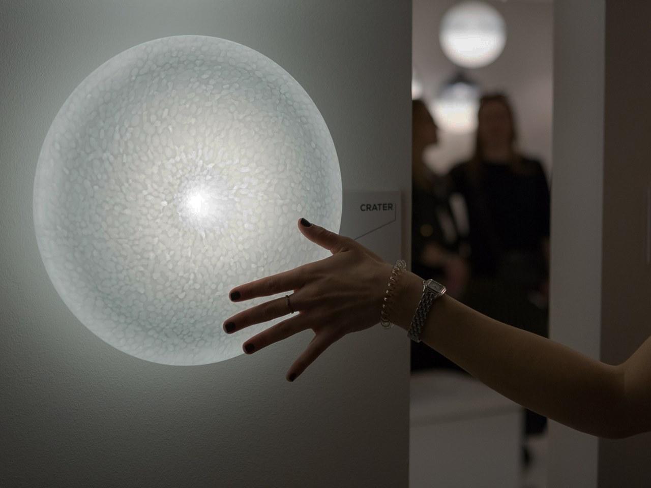 CRATER LED blown glass wall lamp with dimmer