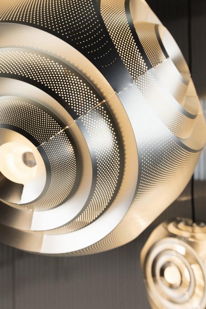 CURVE Metal pendant lamp in a contemporary style