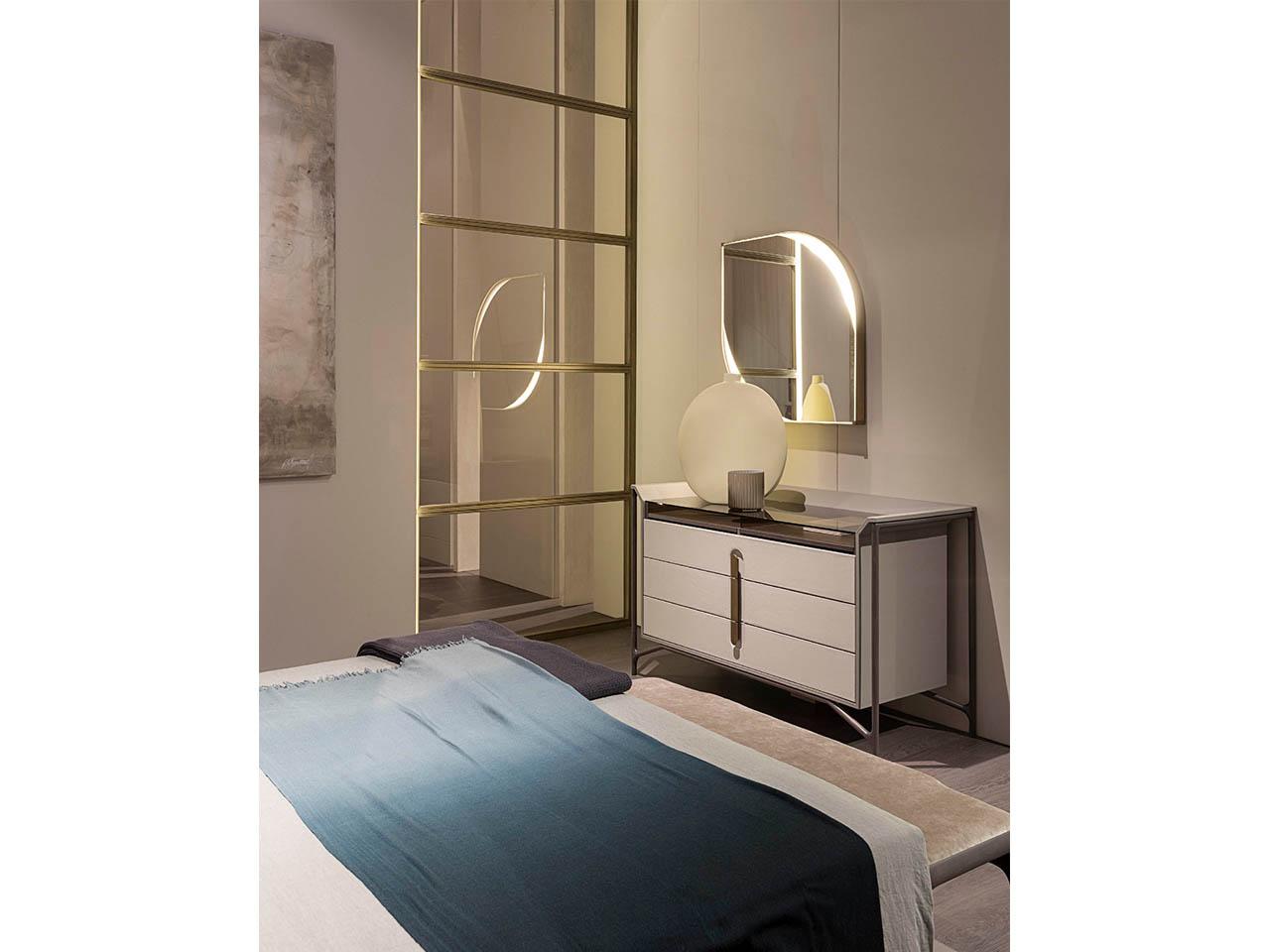 VINE Wall-mounted mirror with integrated lighting