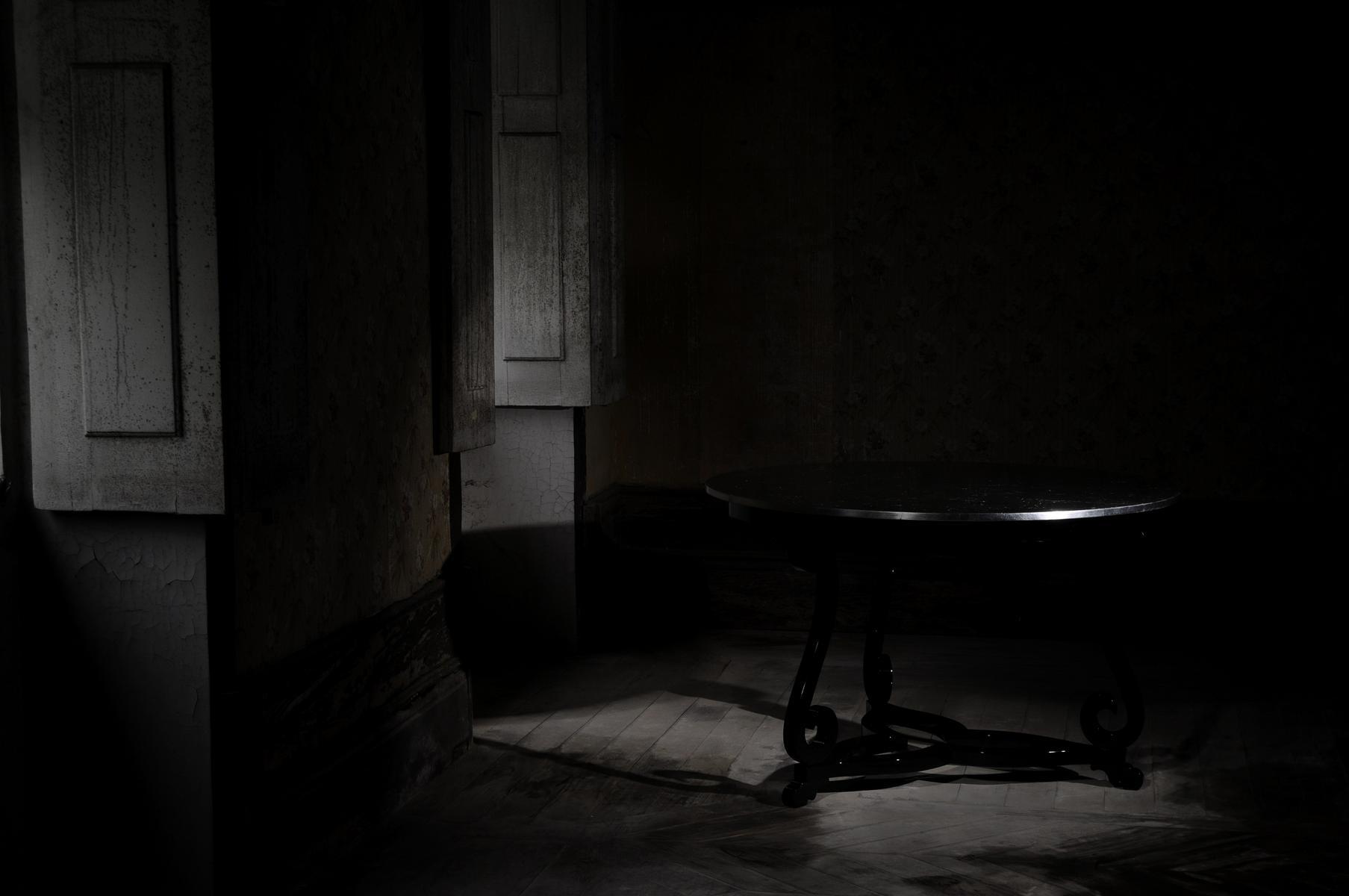 FLOURISH Round mahogany living room table