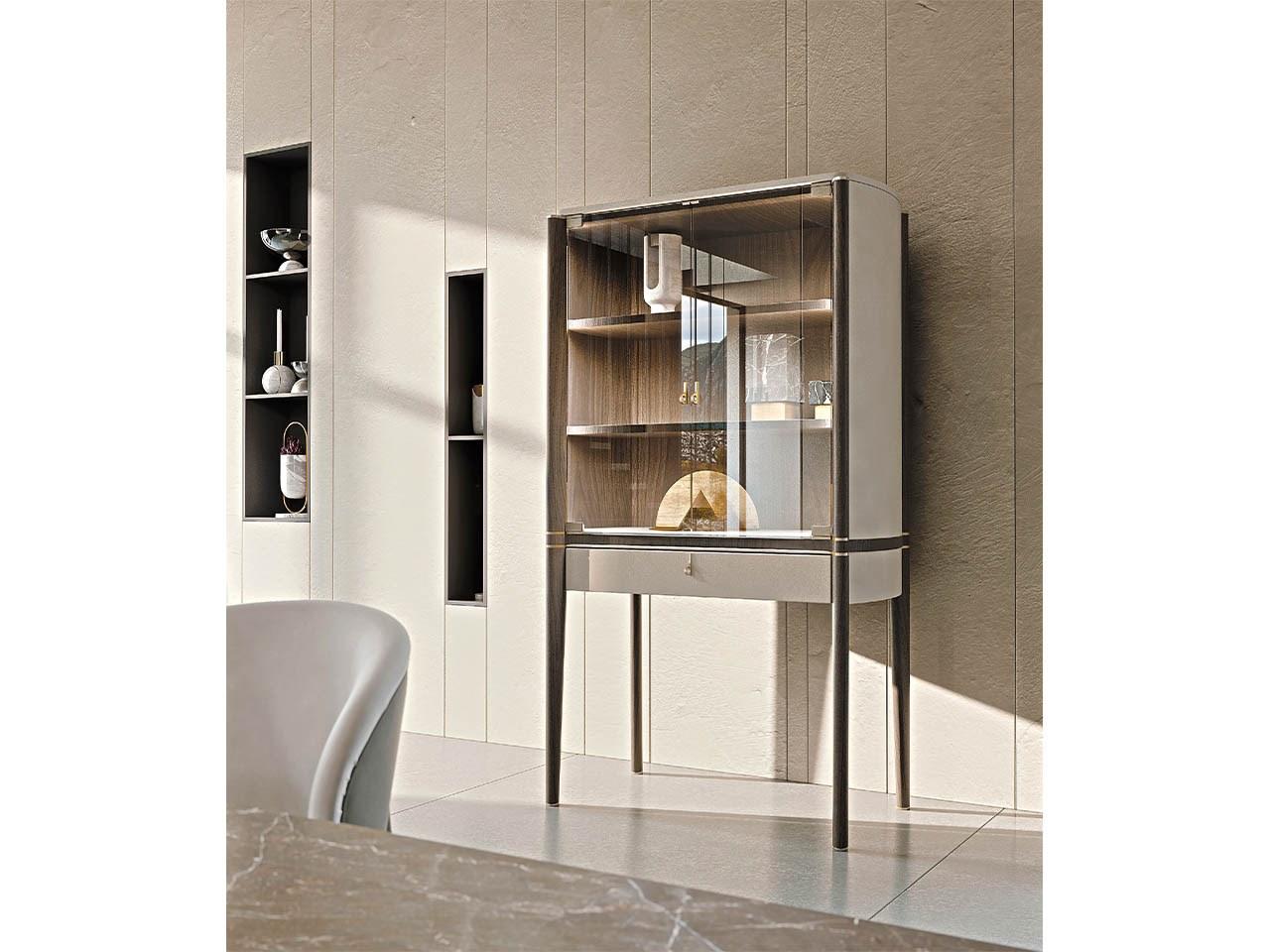 PINNACLE Display cabinet with integrated lighting