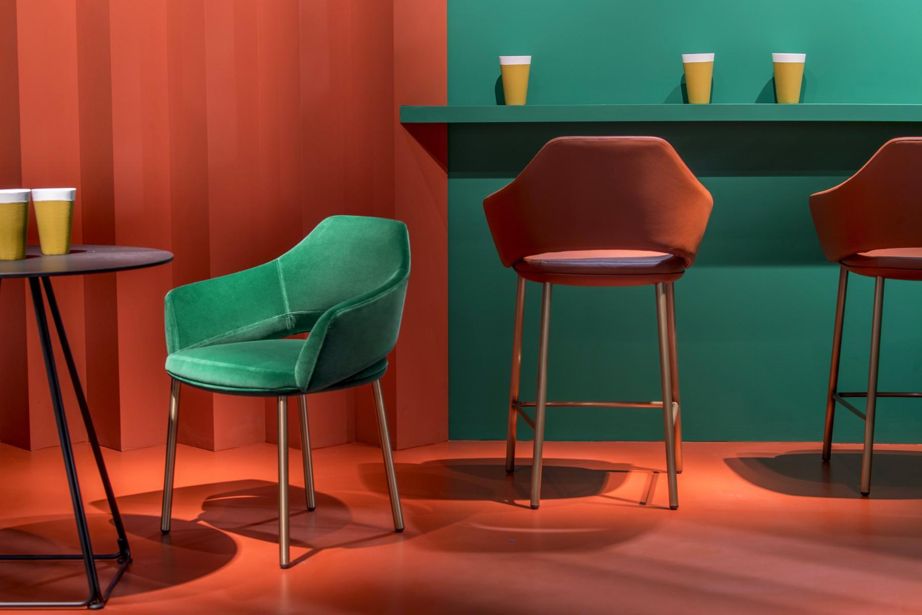 VIC 648 High leather stool with armrests with back