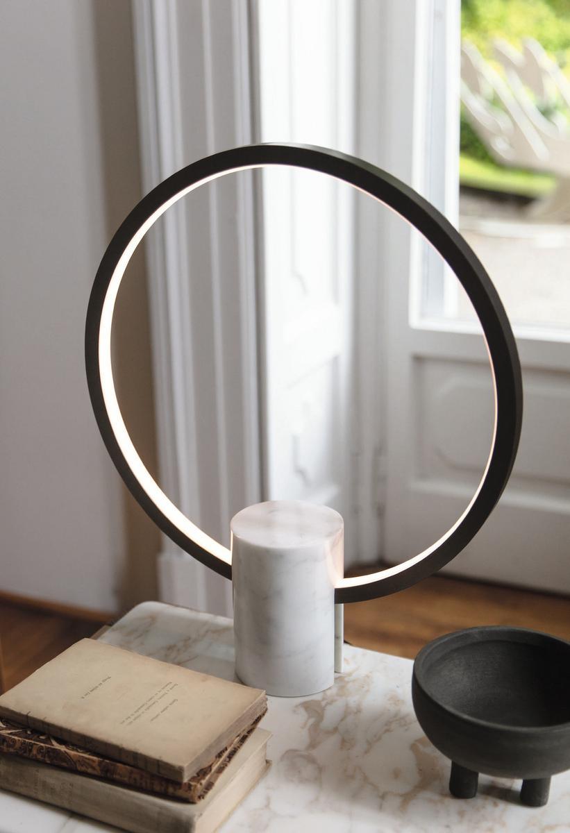 HALO Carrara marble table lamp