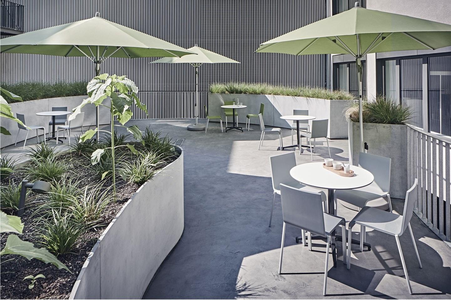 BISTRO Round table with steel base and wooden top
