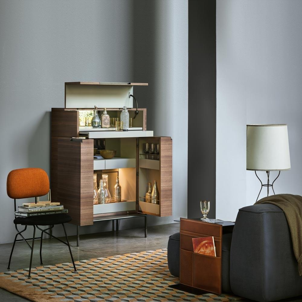 NOTE Painted metal side table with integrated magazine rack