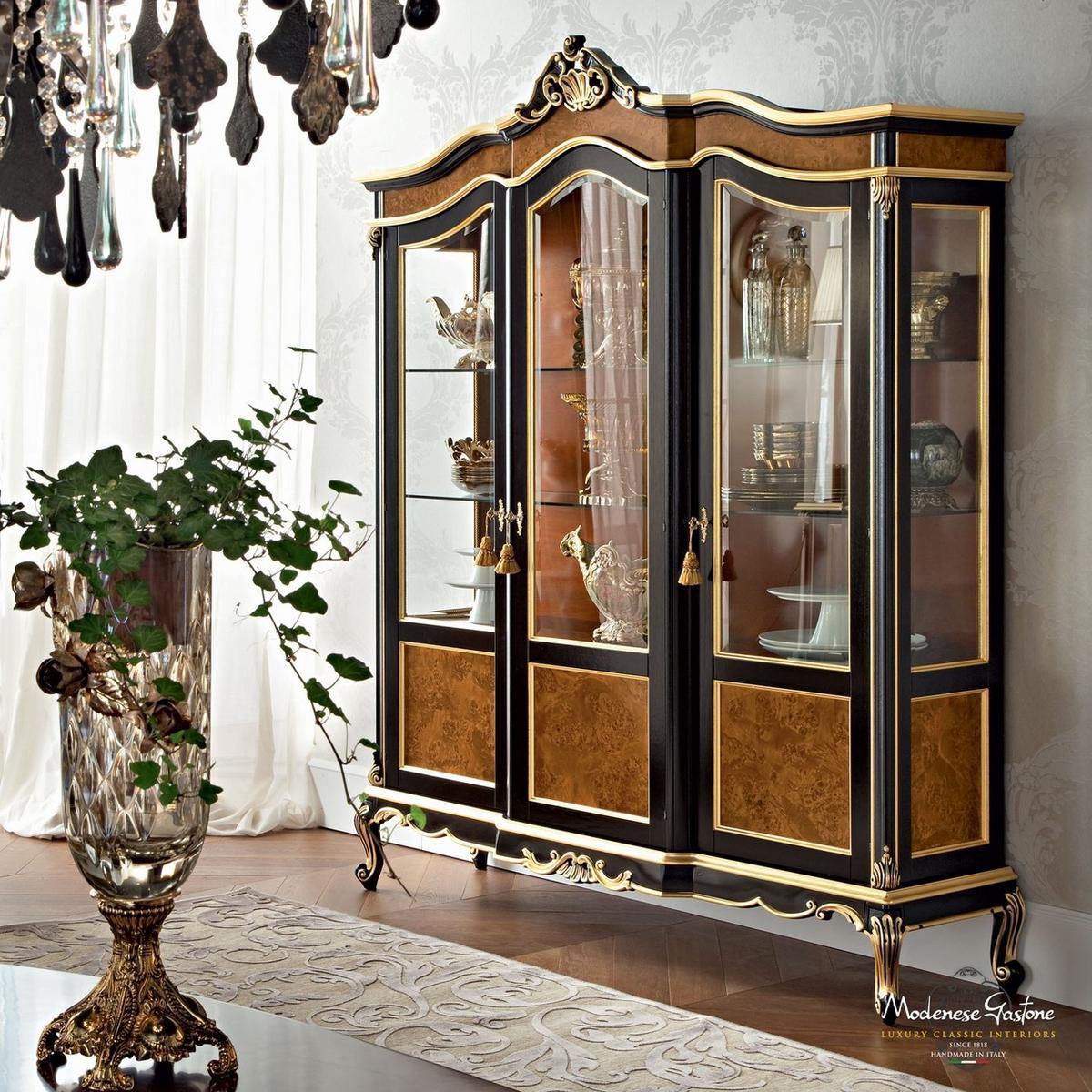 12115 Solid wood display cabinet