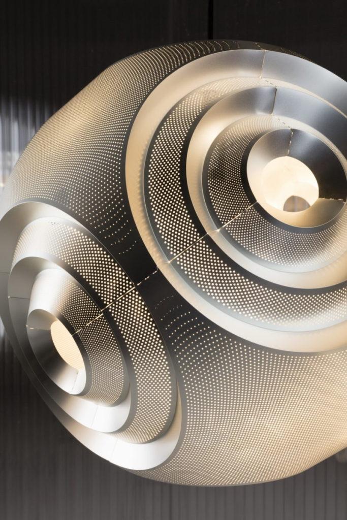 CURVE Metal pendant lamp in a contemporary style