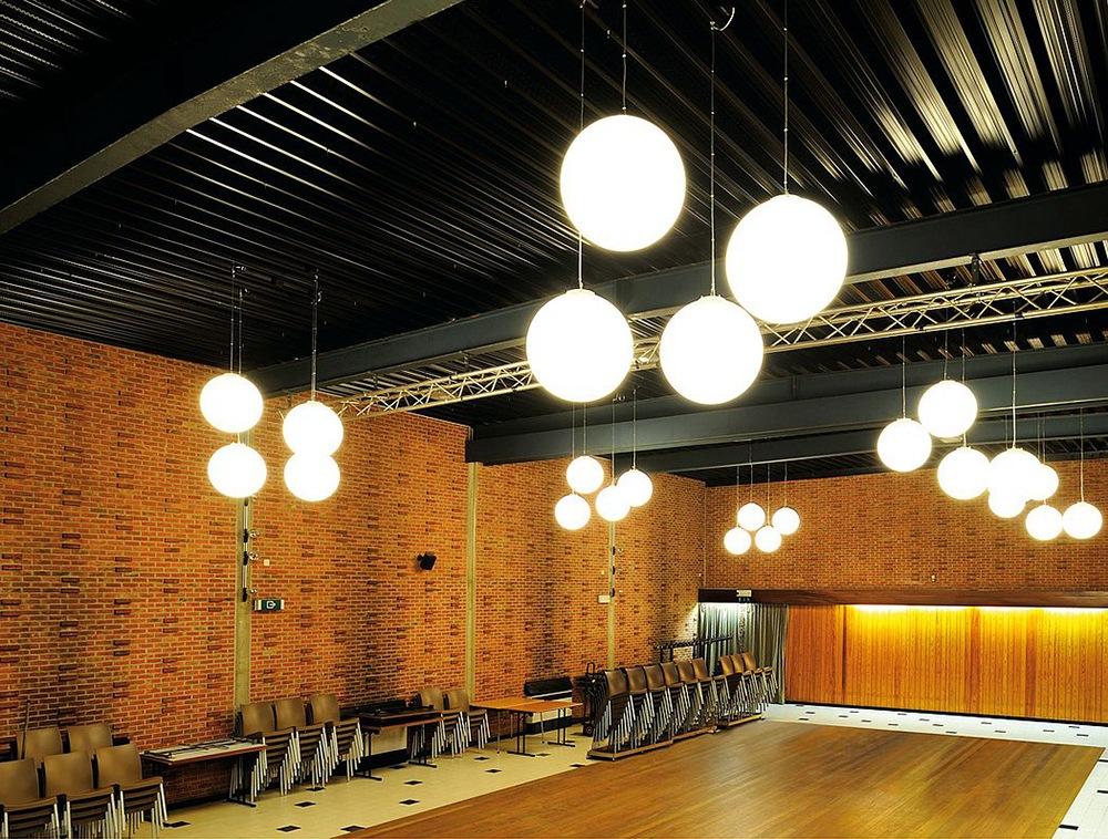 ROTOBALL Glass pendant lamp in a contemporary style