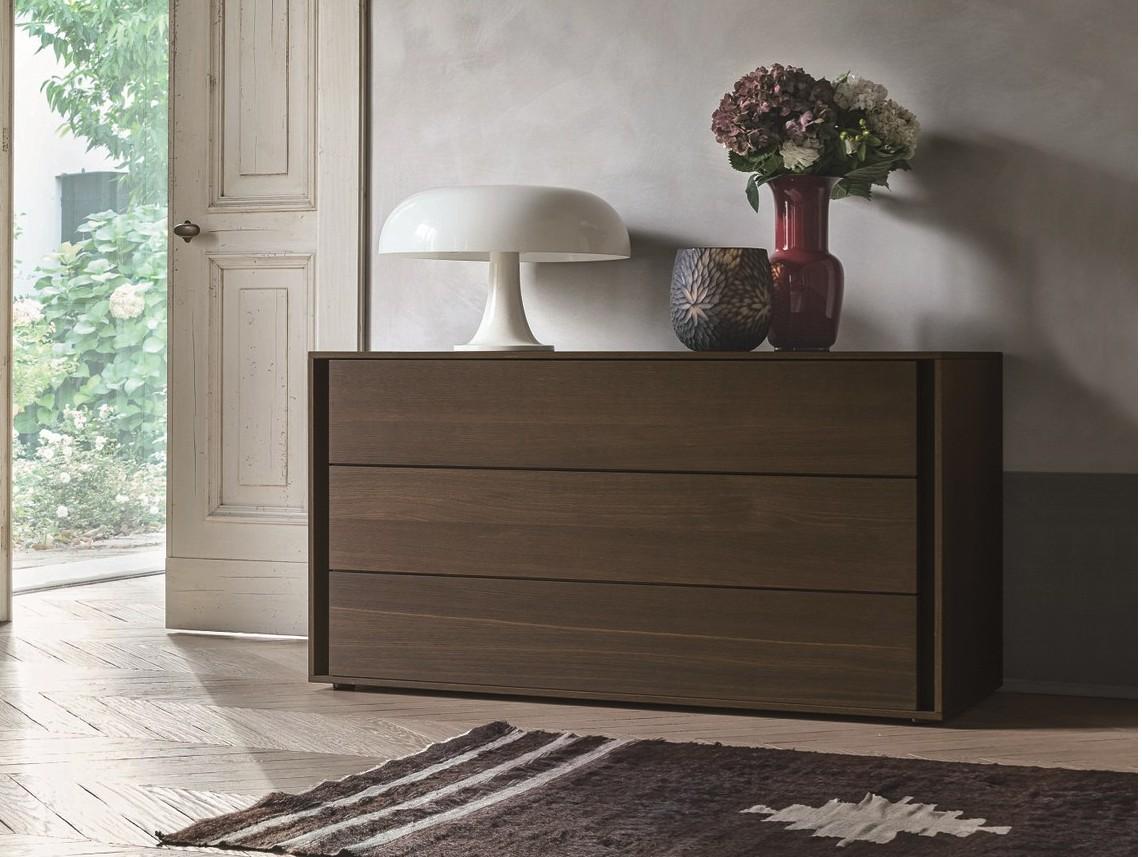 VIP Oak chest of drawers with integrated handles
