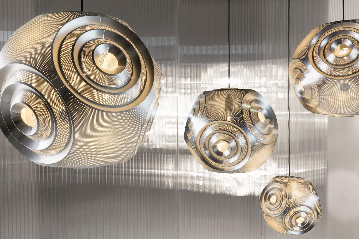 CURVE Metal pendant lamp in a contemporary style