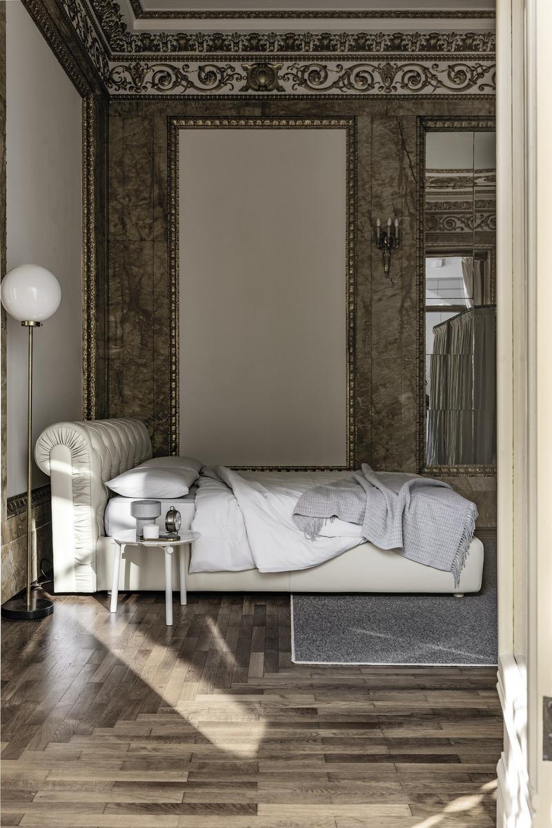 EXIGE Double bed with tufted headboard