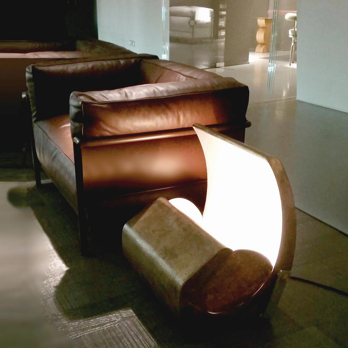 ESCARGOT Indirect light brass floor lamp