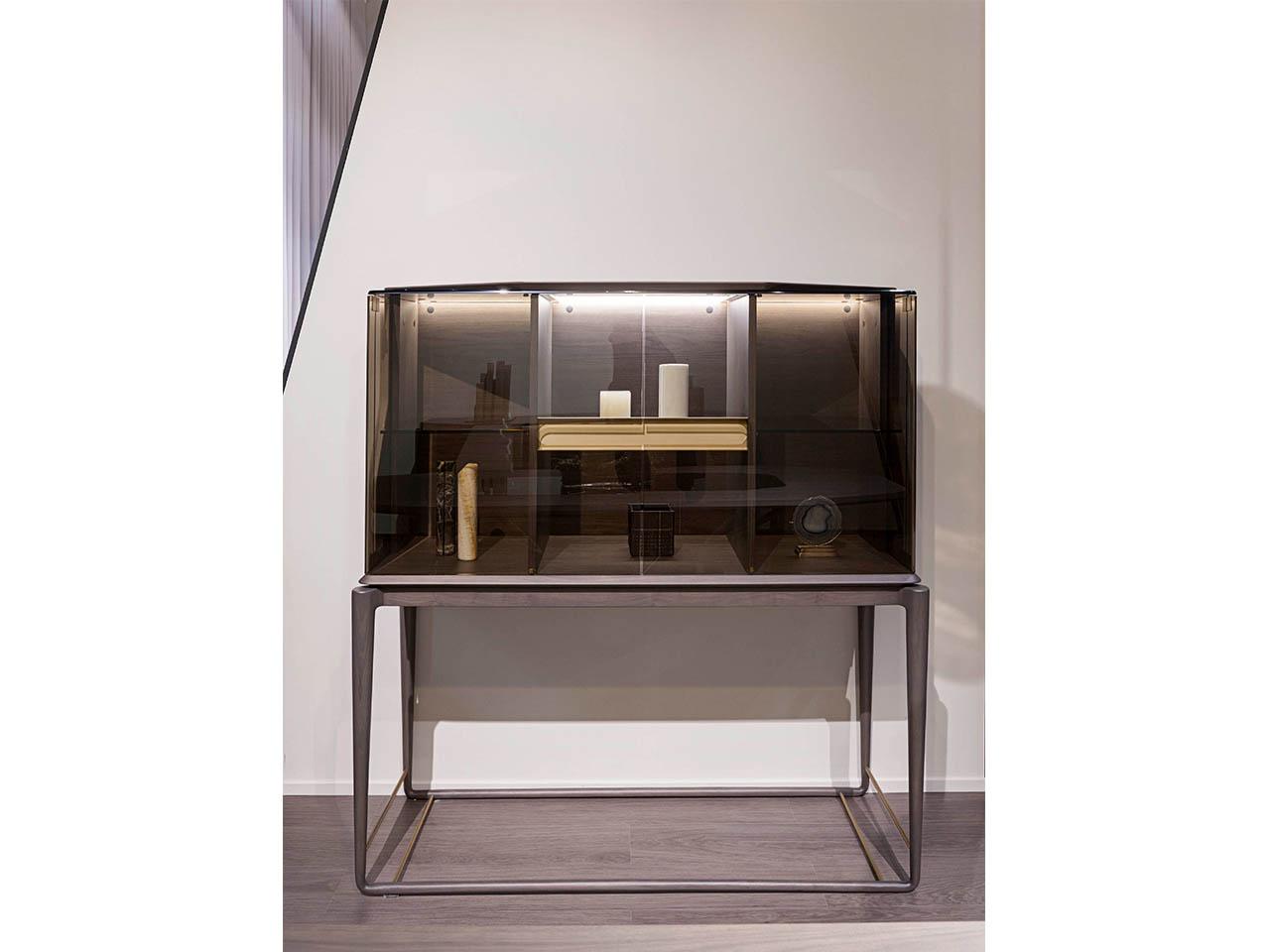 VINE Display cabinet with integrated lighting