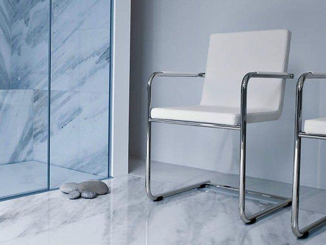 H5 L Contemporary style sled base chair with armrests