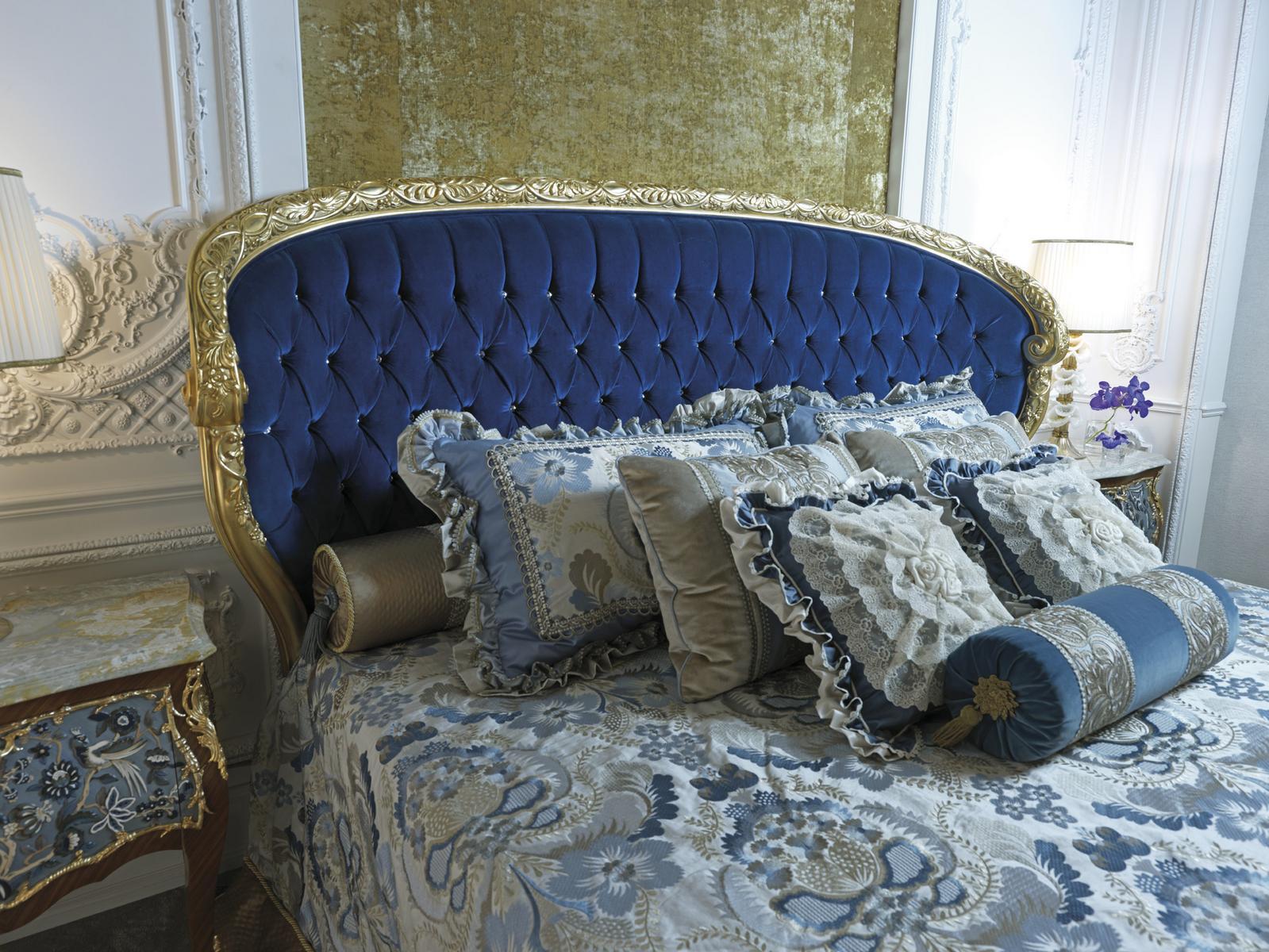 3690 Velvet bed with tufted headboard