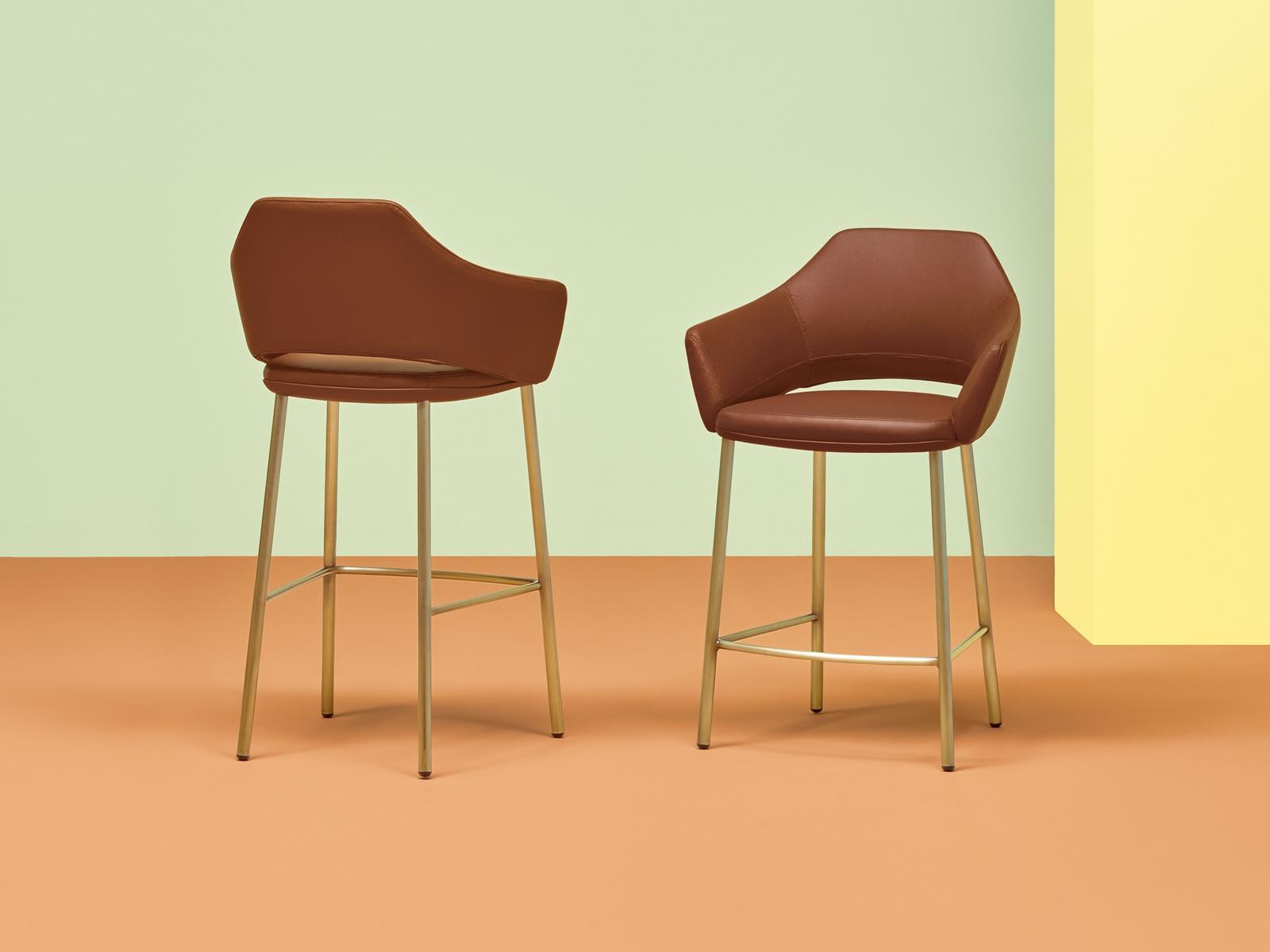 VIC 648 High leather stool with armrests with back