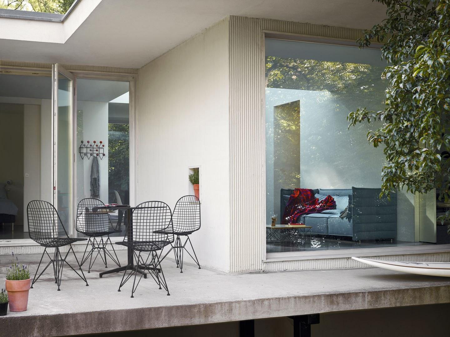BISTRO Round table with steel base and wooden top