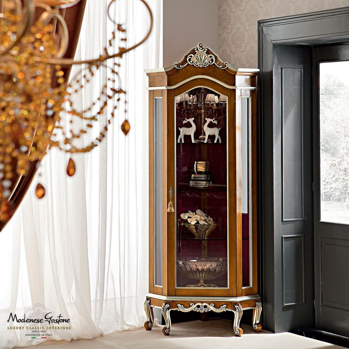 12125 Baroque wooden display cabinet