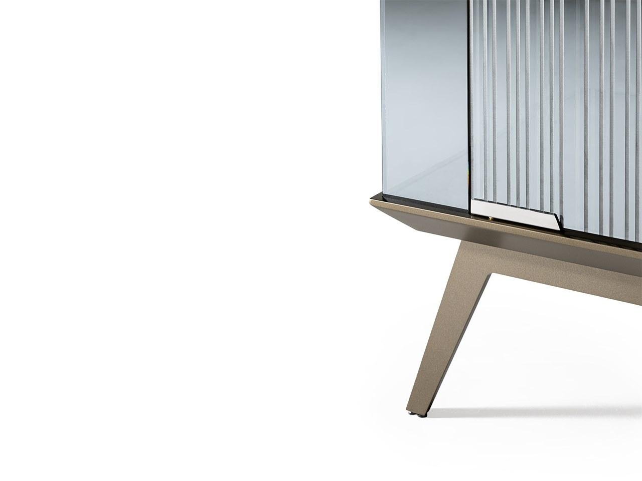 LONDON Display cabinet with integrated lighting
