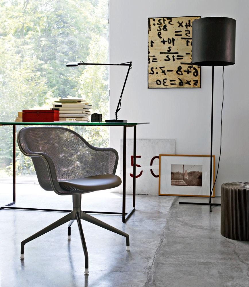 IUTA Trestle-based wire mesh chair with armrests