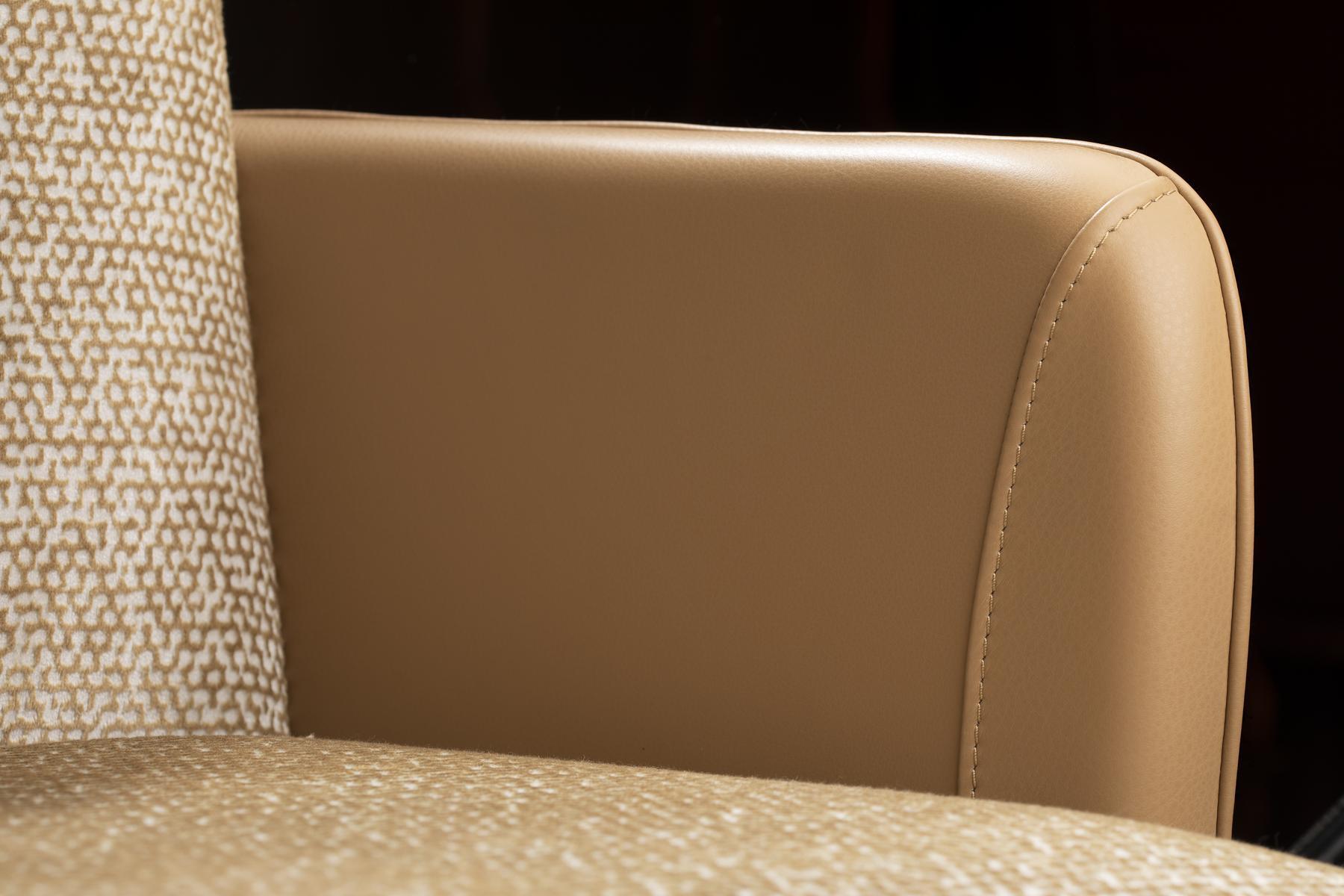 CAPRICE Upholstered velvet chair with armrests