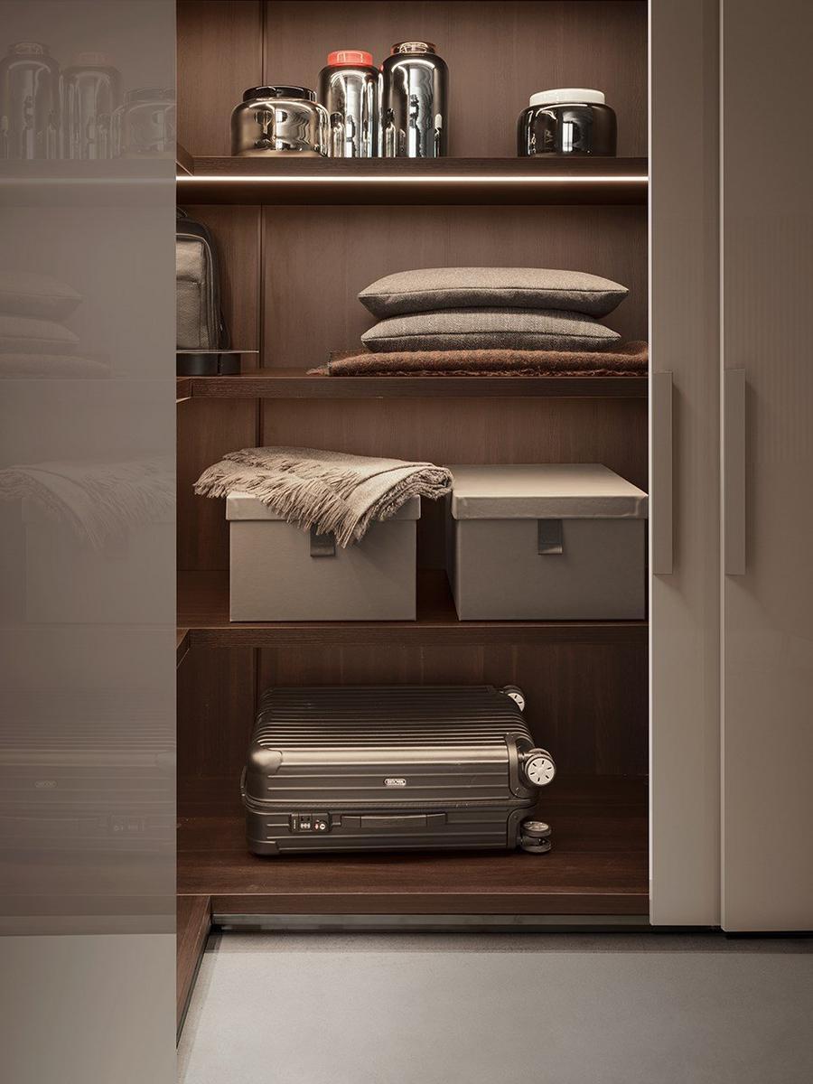 PLANA Lacquered wooden wardrobe