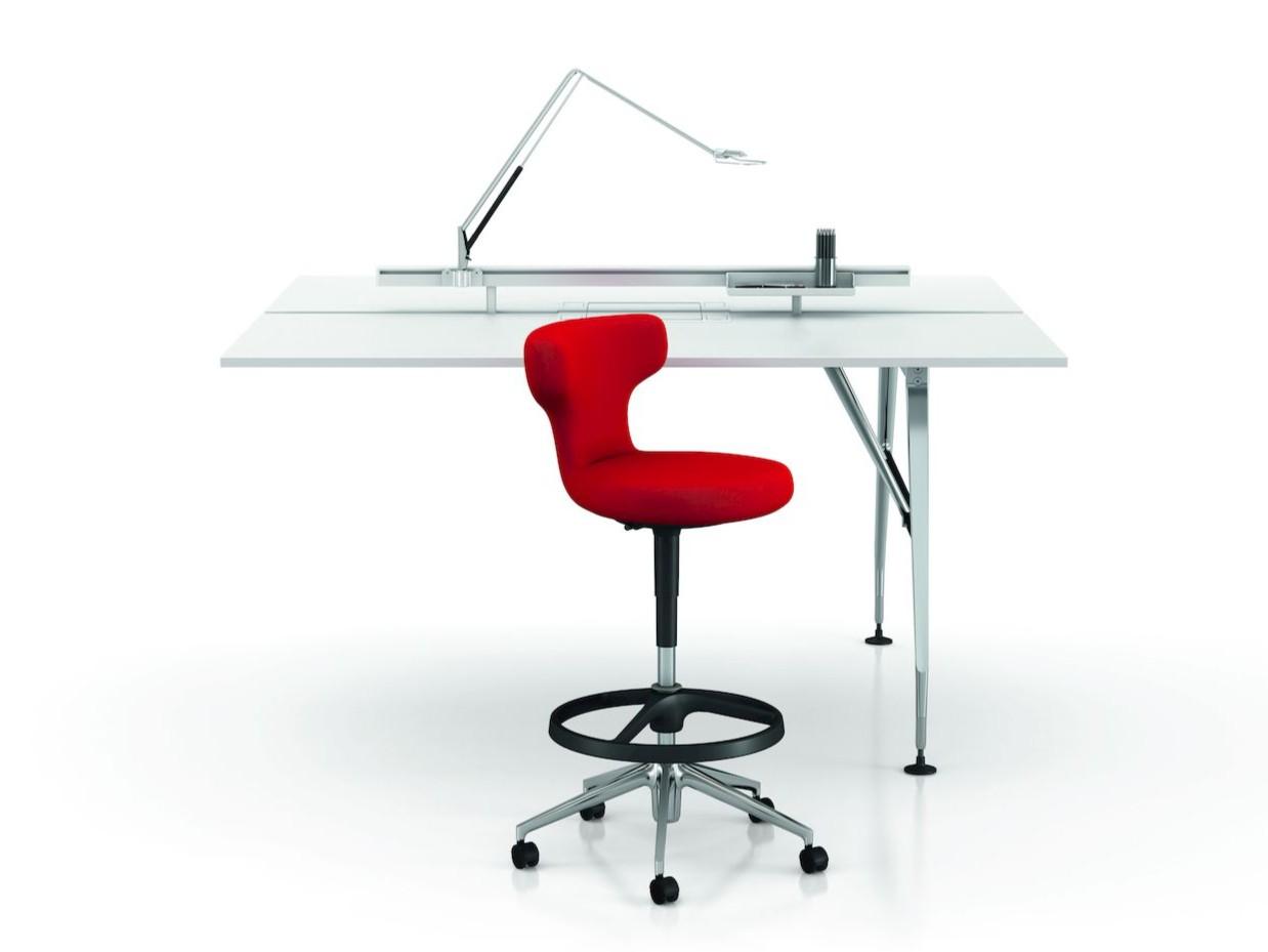 AD HOC SOLITAIRES Rectangular workstation desk with electrical outlets