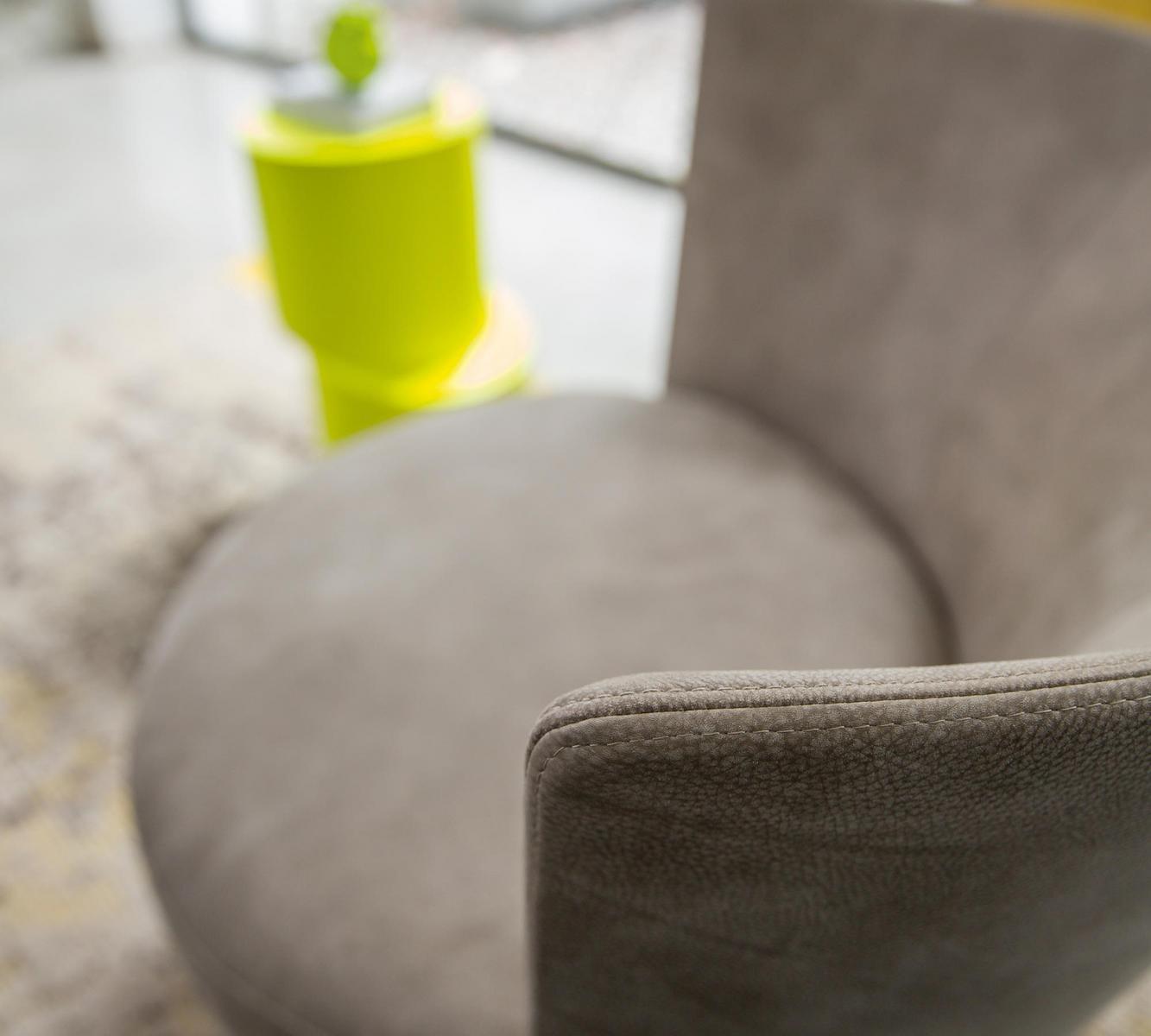 JAMMIN Leather armchair with high back in a contemporary style