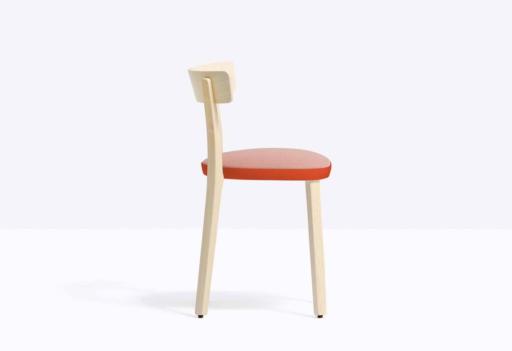 FOLK 2940 Ash chair with integrated cushion