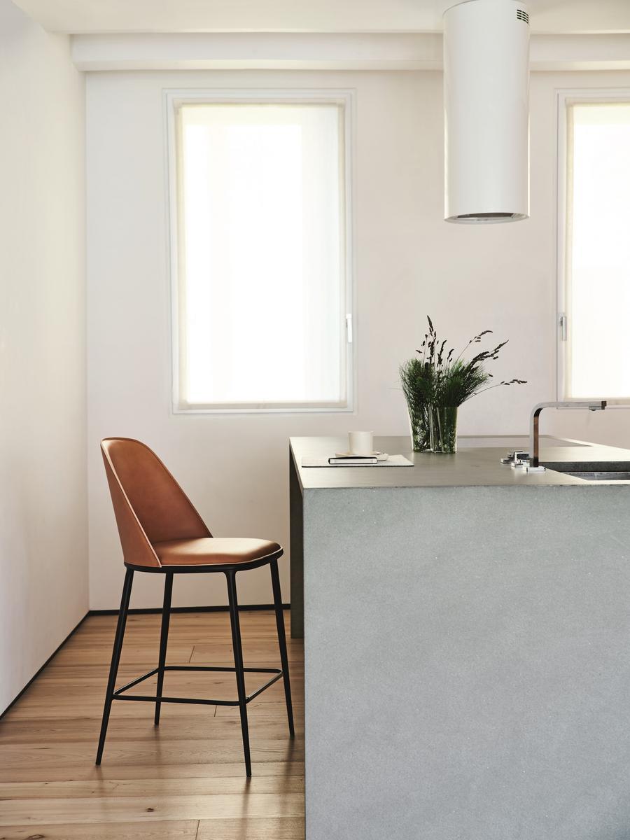 LEA H65 Leather kitchen stool with back