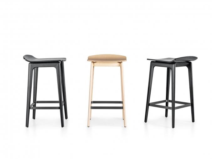 WOODY High solid wood stool with footrest