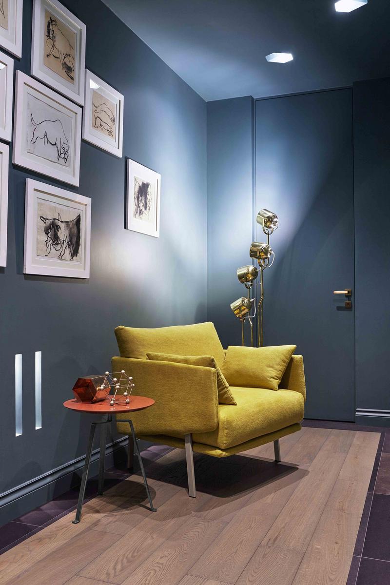STRUCTURE Upholstered armchair with armrests