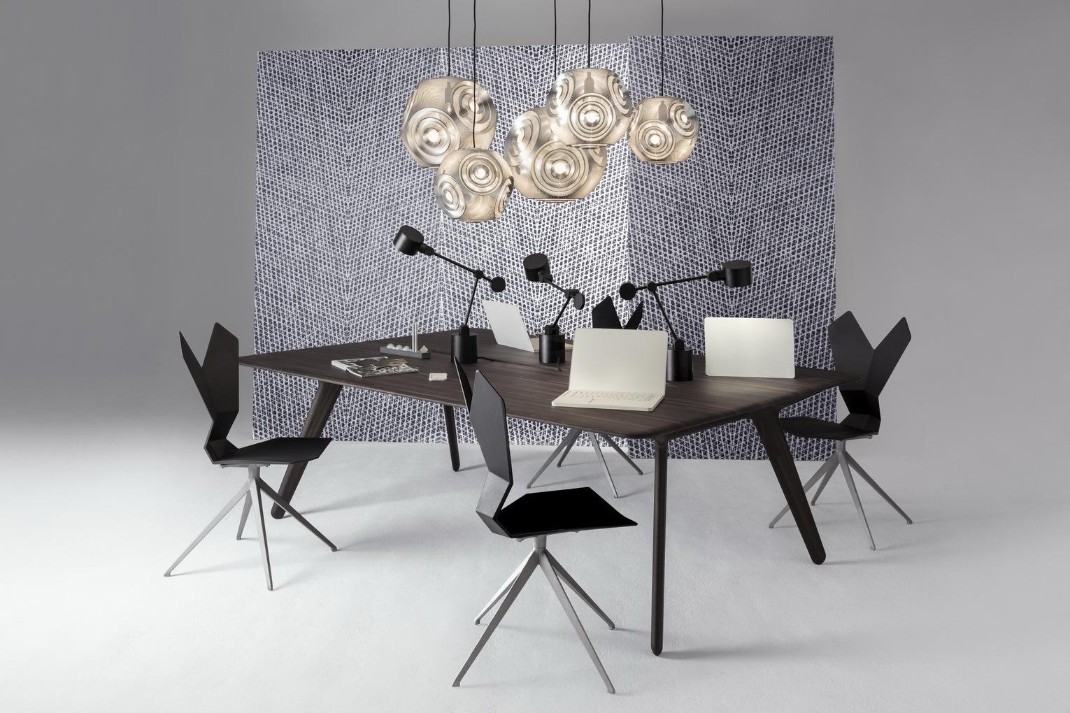 CURVE Metal pendant lamp in a contemporary style