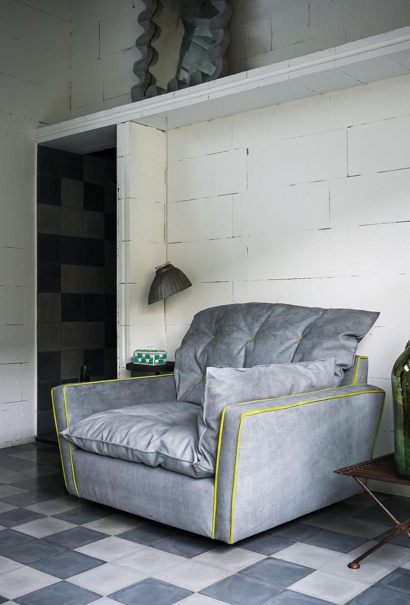 SORRENTO Swivel leather armchair with armrests