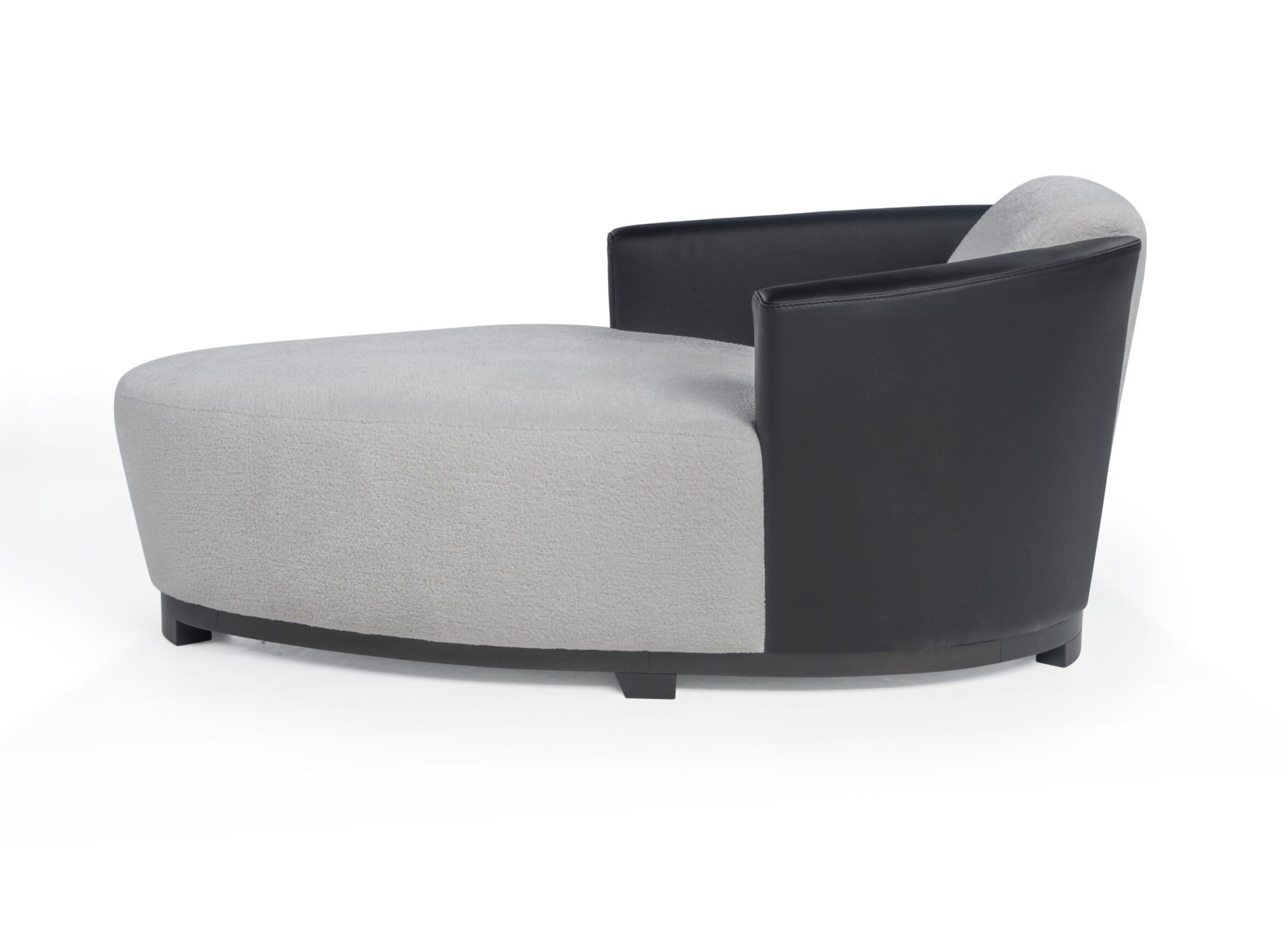 HOTEL Iconic 'Hotel' chaise-longue with unique asymmetrical design. Offers versatile, stylish comfort with Calia Italia's distinguished character. Perfect for modern living spaces.